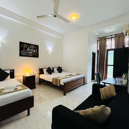 Hotel Blue Bird 尼甘布 外观 照片