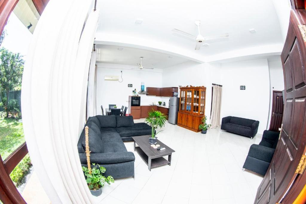 Hotel Blue Bird 尼甘布 外观 照片