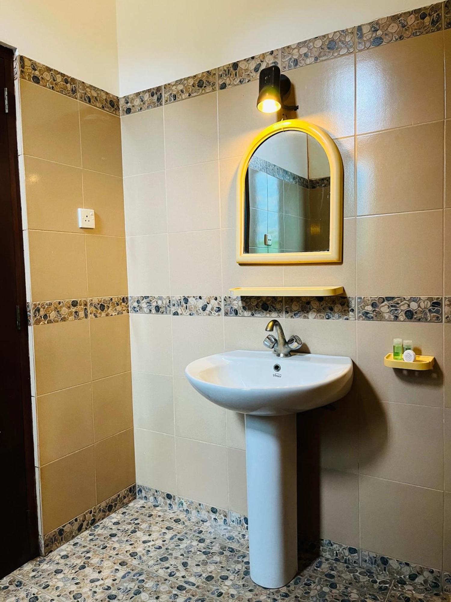 Hotel Blue Bird 尼甘布 外观 照片