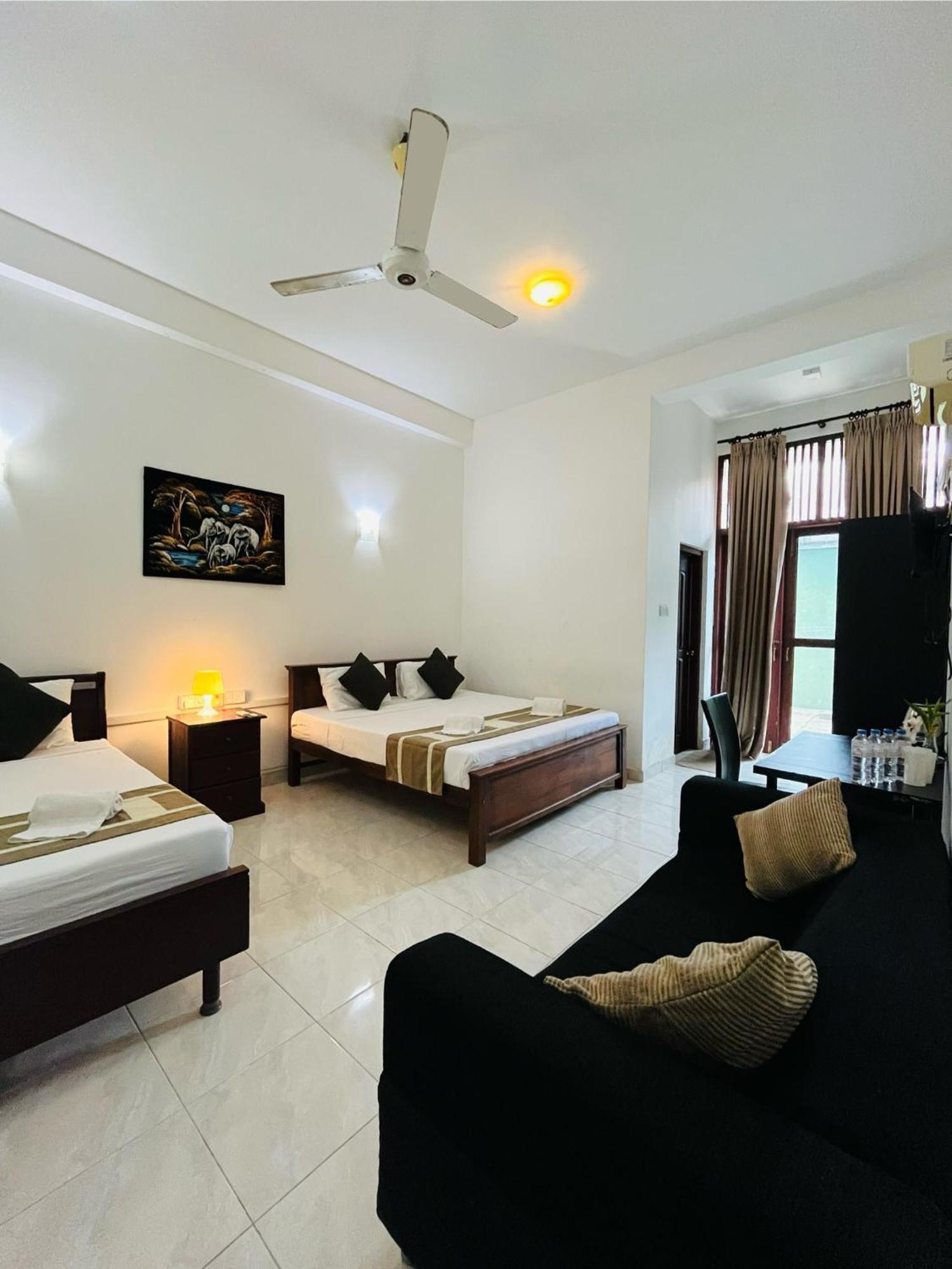 Hotel Blue Bird 尼甘布 外观 照片
